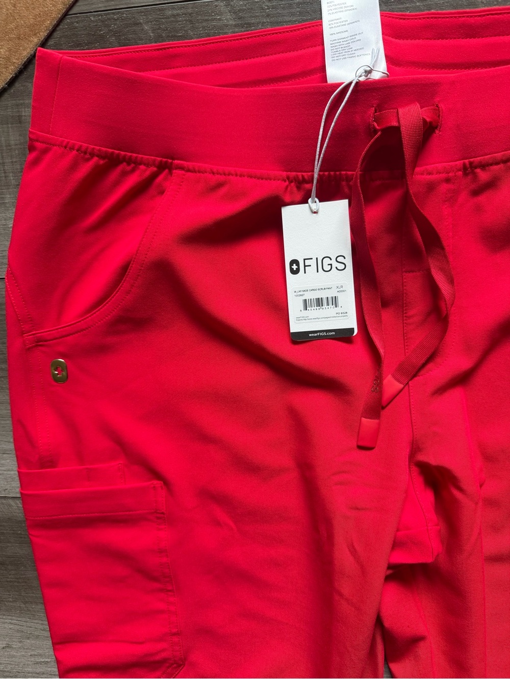 Figs Women's Scrub Kade cargo Set in Red - V-Neck Top & Drawstring Pants XL - Picture 5 of 7